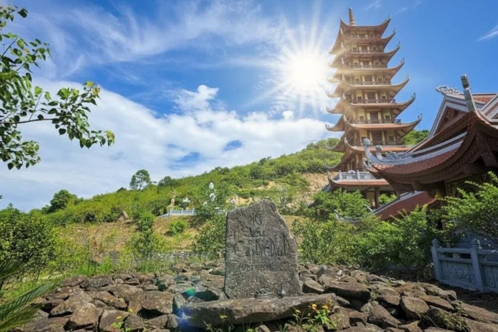 Mộ vua Cảnh Thịnh được tạo lên từ những viên đá tự nhiên.